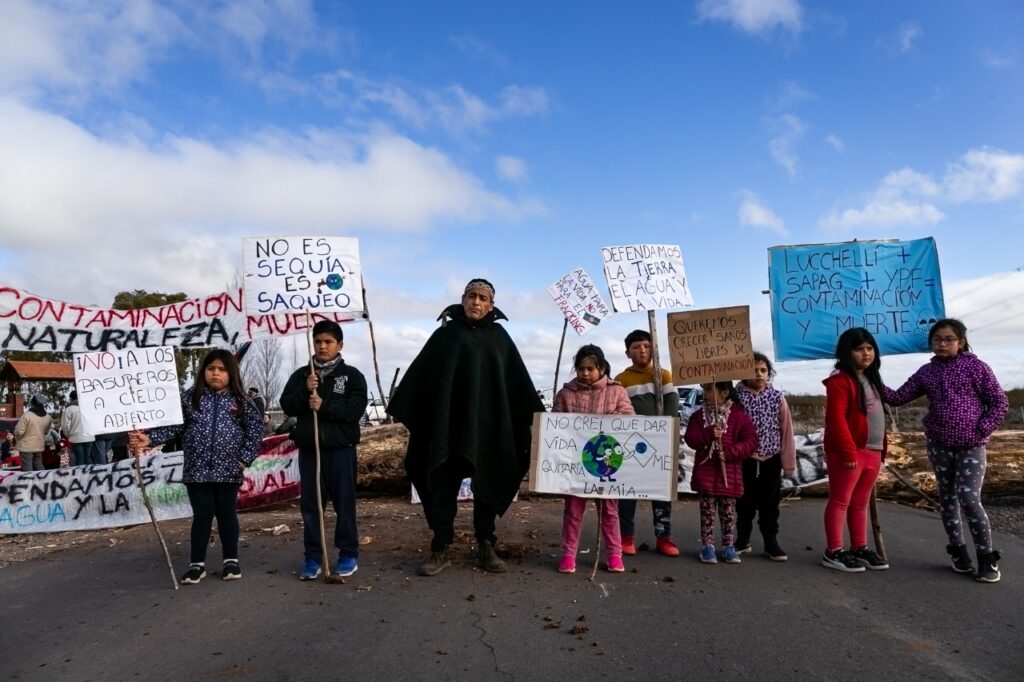 Las comunidades mapuches y vecinos de Vaca Muerta reclaman contra la contaminación del fracking.