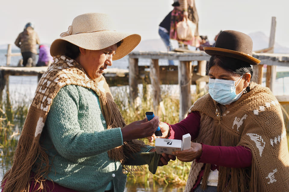 mujeres indígenas protegen el lago Titicaca en Bolivia