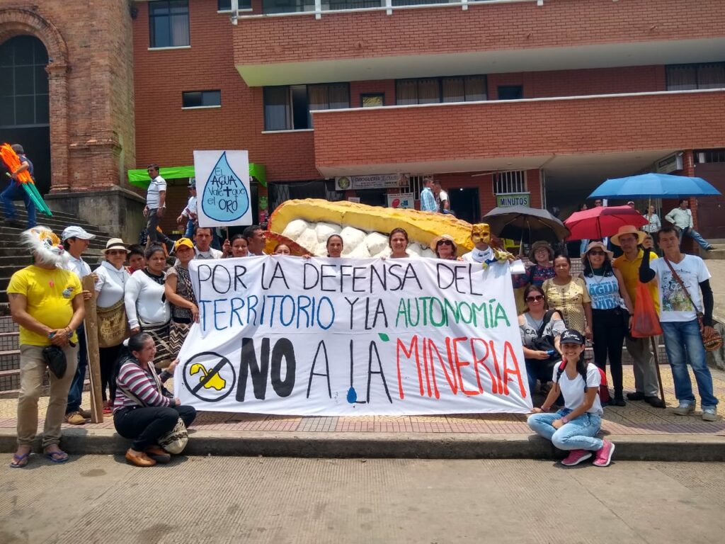 jóvenes ambientalistas colombianos protestan contra el fracking