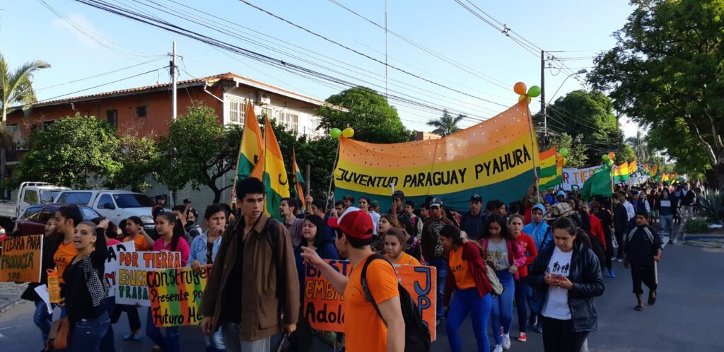 jóvenes ambientalistas en Paraguay luchan contra la deforestación